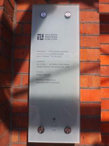 Tablica informująca o nagrodzie "Najlepsza Przestrzeń Publiczna"